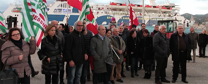 Copertina di Messina, sit in dopo la morte dei lavoratori. Sindacati: “Governo faccia norme stringenti o le sue sono parole al vento”
