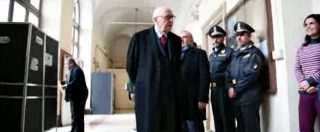 Copertina di Referendum, Napolitano davanti al “muro” di fotografi: “Immagino sia colpa mia”