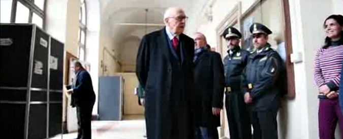 Copertina di Referendum, Napolitano davanti al “muro” di fotografi: “Immagino sia colpa mia”
