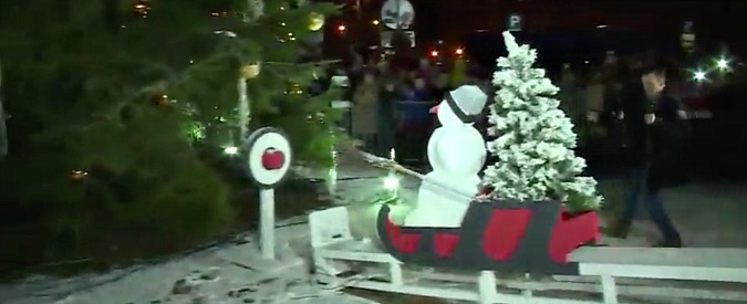 Copertina di La curiosa reazione a catena che accende il Natale di Riga: 412 elementi per pigiare l’interruttore