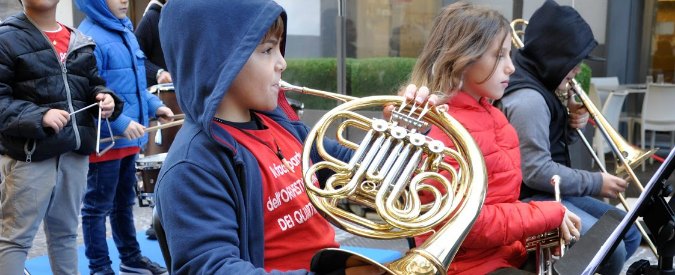 Copertina di Napoli, l’orchestra sinfonica dei Quartieri spagnoli: “Così teniamo bimbi e giovani lontani dalla criminalità”
