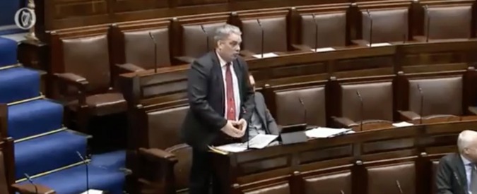 Copertina di Quando il gadget è imbarazzante. La cravatta col jingle natalizio suona in Parlamento