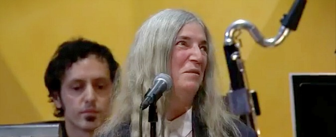 Copertina di Patti Smith commossa per Bob Dylan (assente) alla consegna del Nobel. L’emozione: “Sono molto nervosa”