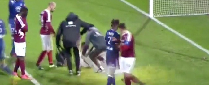 Copertina di Piovono petardi sul portiere (a terra). L’arbitro interrompe la partita tra Metz e Lione