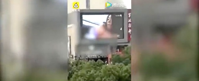 Copertina di Porno in pubblica piazza, il film trasmesso per errore su un tabellone pubblicitario in Cina