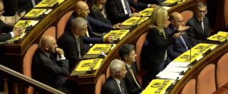 Copertina di Governo, protesta M5S al Senato: “20 milioni di No ma Renzi non è mai andato via”