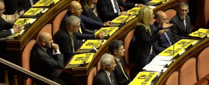 Copertina di Governo, protesta M5S al Senato: “20 milioni di No ma Renzi non è mai andato via”