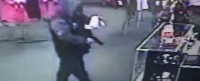 Copertina di Tenta la rapina al sexy shop. Per lui sono c… amari: la commessa lo caccia a colpi di dildo