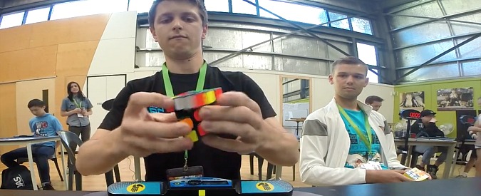 Copertina di Cubo di Rubik, un centesimo di secondo manda l’australiano Zemdegs nell’olimpo. Il video del record