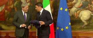 Copertina di Governo, Renzi consegna la campanella a Gentiloni e gli regala la felpa Amatrice