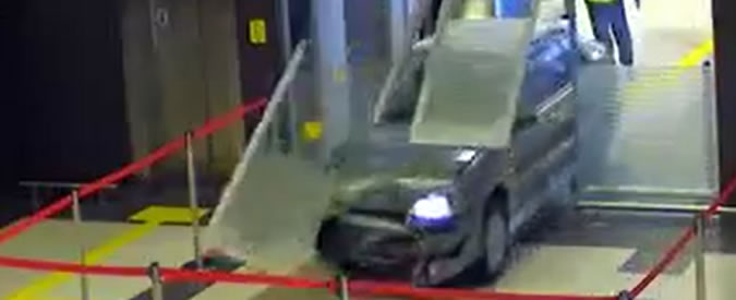 Copertina di Cosa non si fa per amore: fin dentro l’aeroporto per raggiungere l’amata. Con l’auto