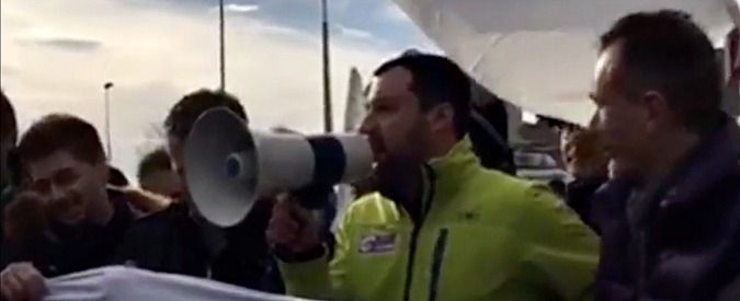 Copertina di Lega in presidio a Sesto San Giovanni, Salvini: “Chi toglie presepi dalle scuole è complice dei tagliagole”