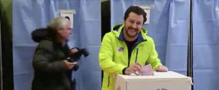 Copertina di Referendum, Salvini al seggio scherza coi fotografi: “Comunque ho votato No”