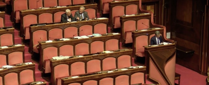 Copertina di Bilancio, Senato surreale: accuse ad aula vuota. Ala: “La legge non ci piace, ma votiamo la fiducia”