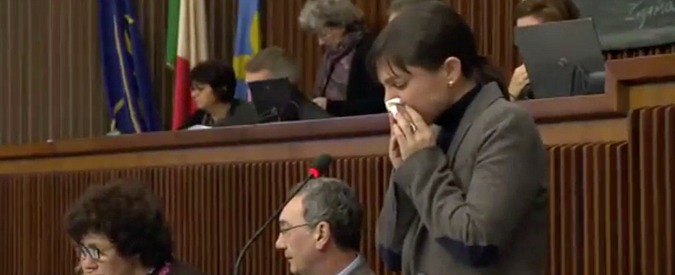 Copertina di Debora Serracchiani piange in consiglio regionale: “Subisco solo attacchi personali”