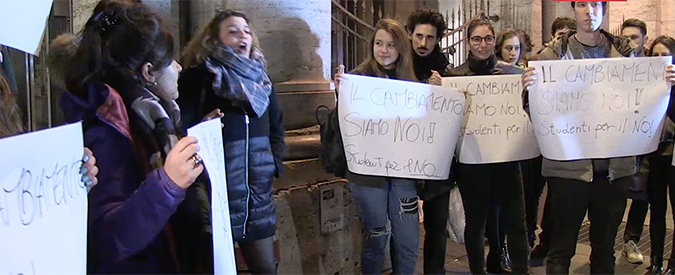 Copertina di Riforme, studenti festeggiano davanti Palazzo Chigi: “Nostro No diverso da quello di Salvini”