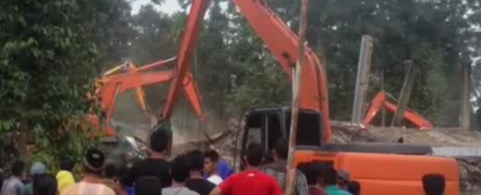 Copertina di Trema la terra a Sumatra, scossa magnitudo 6.5. Crollate due moschee: 100 vittime