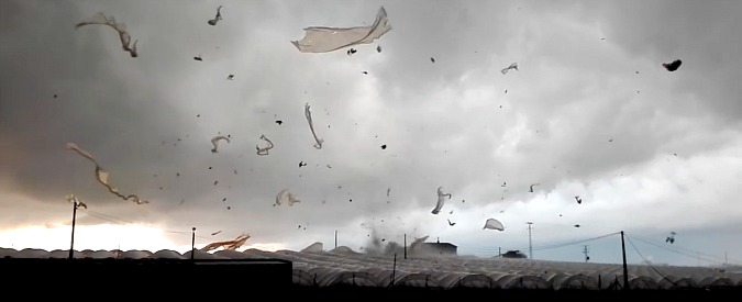 Copertina di Tornado si abbatte sulle serre in Andalusia, il disastro regala un inedito spettacolo. Ecco il video