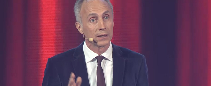 Copertina di “La Costituzione è NOstra”, Travaglio: “Renzi più che un premier uno stalker”