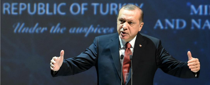 Turchia, economia in crisi dopo il fallito golpe. Erdogan: “Chi ha valuta straniera sotto il materasso la converta in lire”
