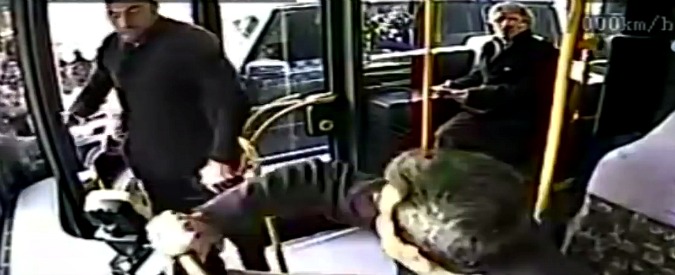 Copertina di Turchia, lite alla fermata del bus. Il calciatore Burak Yılmaz‬‬ se la prende con l’autista