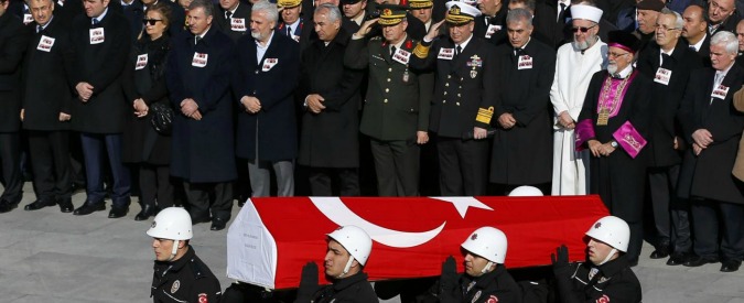 Turchia, sale a 44 il bilancio delle vittime dell’attentato: “In manette 118 membri del partito filocurdo Hdp”