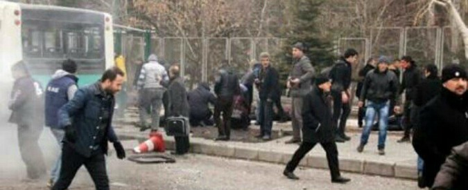 Turchia, autobomba contro il bus dei militari: tredici morti. “Indizi portano al Pkk”