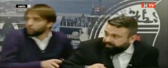 Copertina di Turchia, l’esplosione in diretta Tv: giornalisti in fuga. La seconda esplosione nel video di tre ragazzi mentre suonano al parco