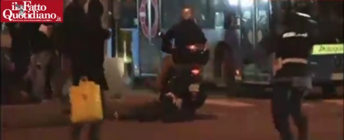 Copertina di Sesto San Giovanni, scooter fugge all’alt: il vigile viene investito e trascinato in diretta