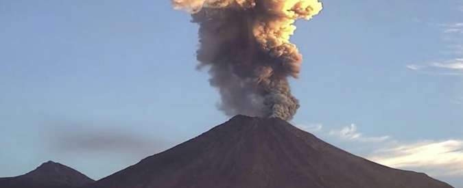 Copertina di Messico, il vulcano Colima erutta tre volte in un giorno. Il video è spettacolare