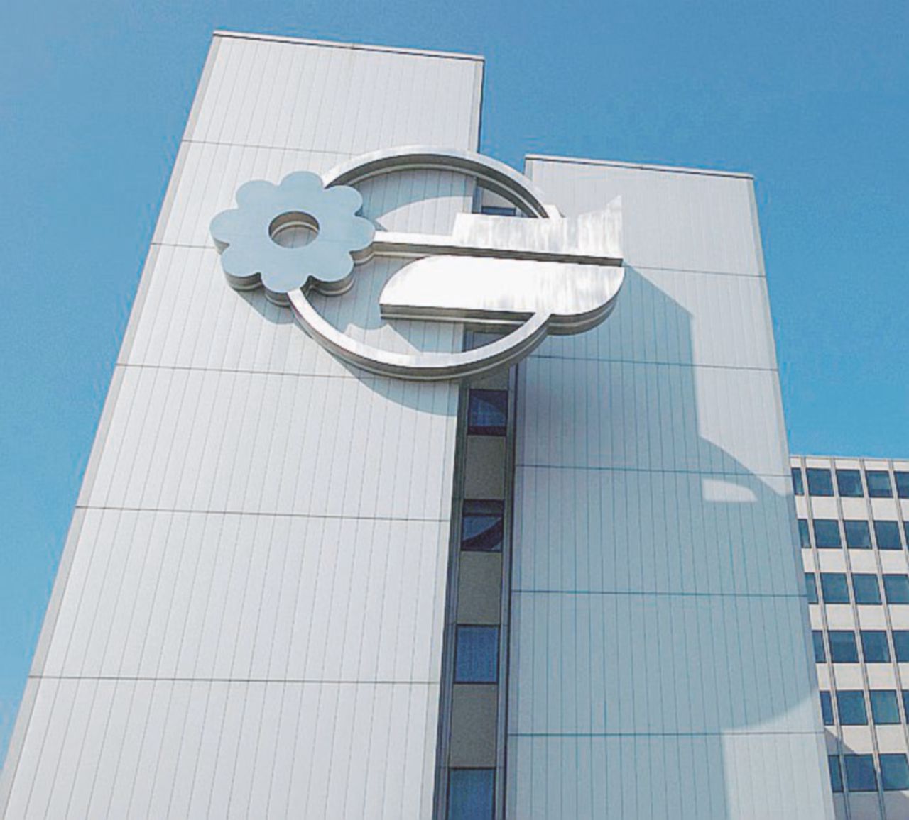 Sotto scacco - Da mercoledì scorso la Vivendi di Vincent Bolloré è salita al 20% del capitale di Mediaset - Ansa Summit Calenda-Vivendi. Fininvest pensa ai giudici