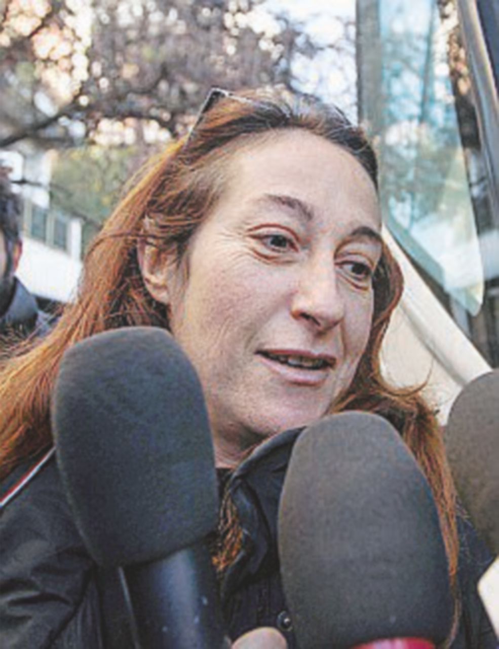 Taverna (M5S) contestata, abbandona la piazza: “Non ce l’hanno con noi” Taverna (M5S) contestata, abbandona la piazza: “Non ce l’hanno con noi”