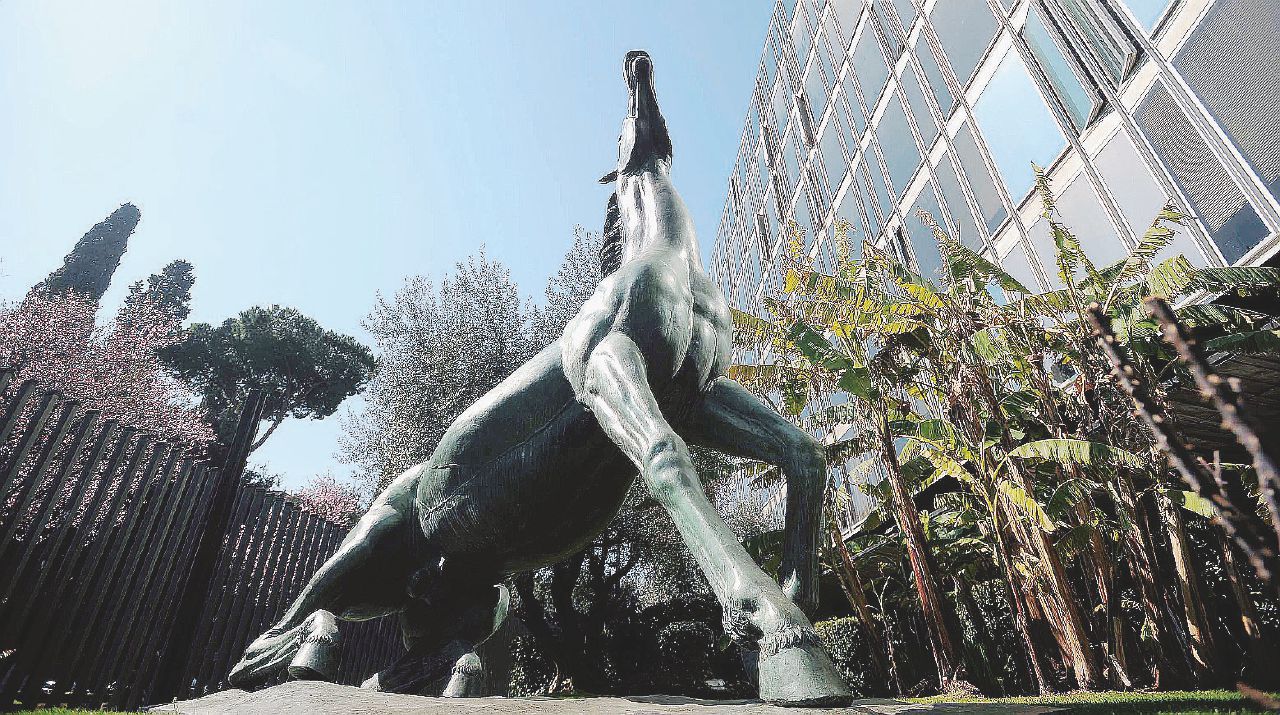 Cavallo morente - Il simbolo della Rai che si trova all’esterno della sede di Viale Mazzini a Roma - Ansa L’ammazza-Rai: meno spot e tagli per 120 milioni di euro