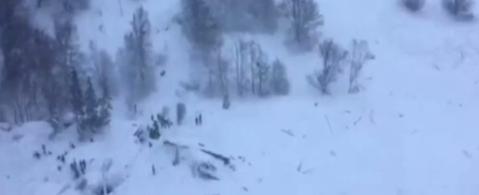 Copertina di Slavina su hotel Rigopiano, le immagini dall’elicottero in volo