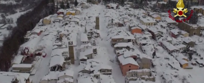 Copertina di Terremoto, emergenza freddo: drone sorvola sulle macerie di Amatrice sommersa dalla neve