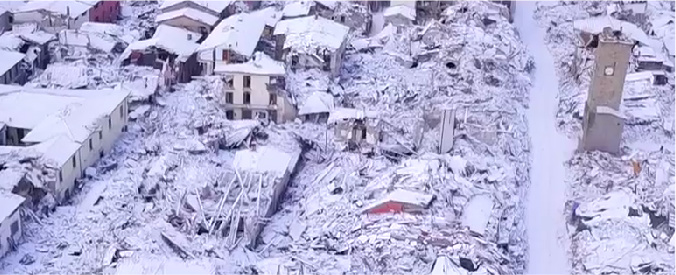 Copertina di Amatrice, le immagini del drone dei Vigili del Fuoco sulle macerie innevate