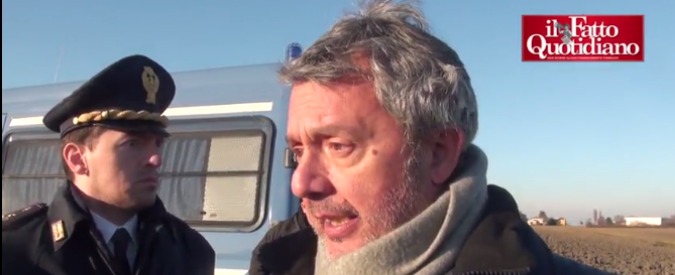 Copertina di Migranti, rivolta a Cona. Questore: “Dividere tra i centri il sacrificio dell’ospitalità”