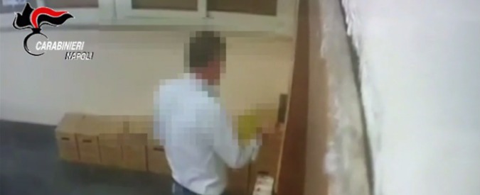 Copertina di Assenteismo, 50 indagati al Comune di Giugliano (Napoli): giocavano al gratta e vinci