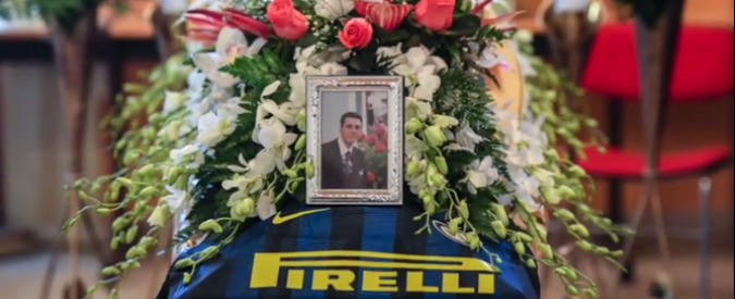 Copertina di Rigopiano, camera ardente per il maitre Giancaterino: maglia Inter sulla sua bara