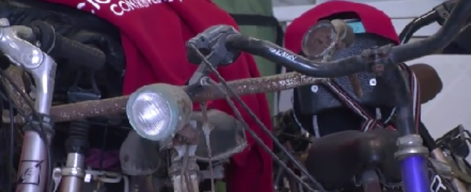 Copertina di Livorno, apre la ciclofficina dell’Arci coi migranti. I negozianti: “Tolgono lavoro a noi”