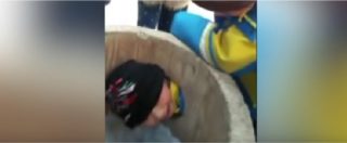 Copertina di Cina, bambino resta incastrato con la testa in un cilindro di cemento: salvato vigili del fuoco