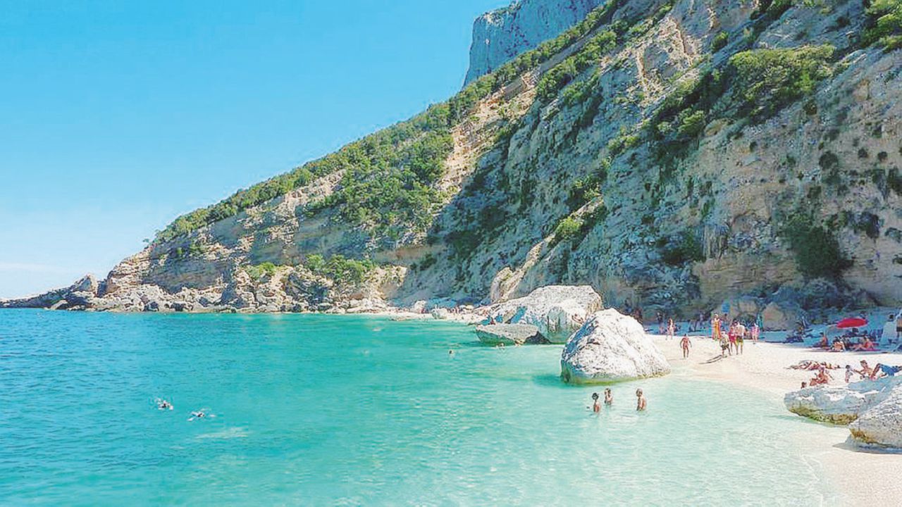 Copertina di Allarme in Sardegna “Un sesto dell’isola  può finire ai privati”
