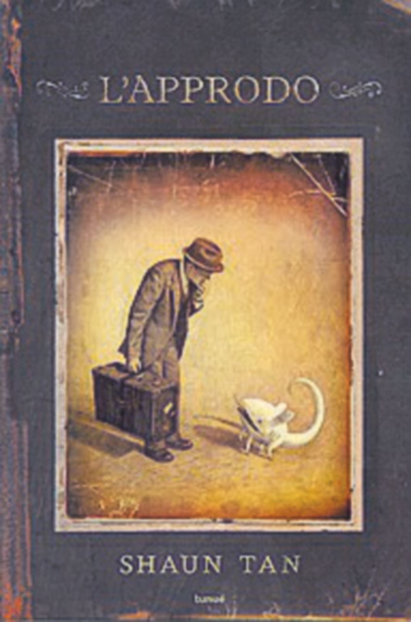 Copertina di Shaun Tan, quando l’immigrazione poteva essere soltanto una fiaba muta