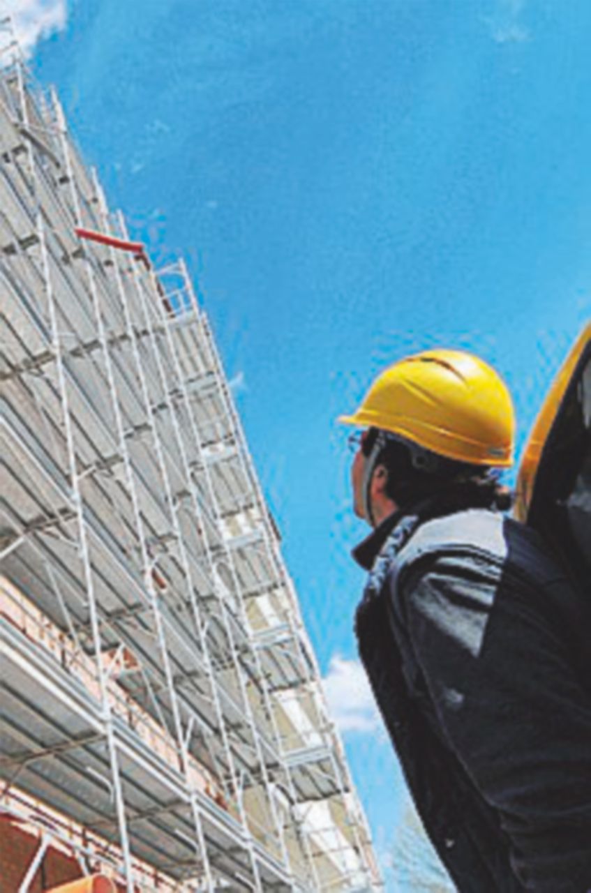 Cade dal capannone. Operaio muore dopo un volo di 10 metri