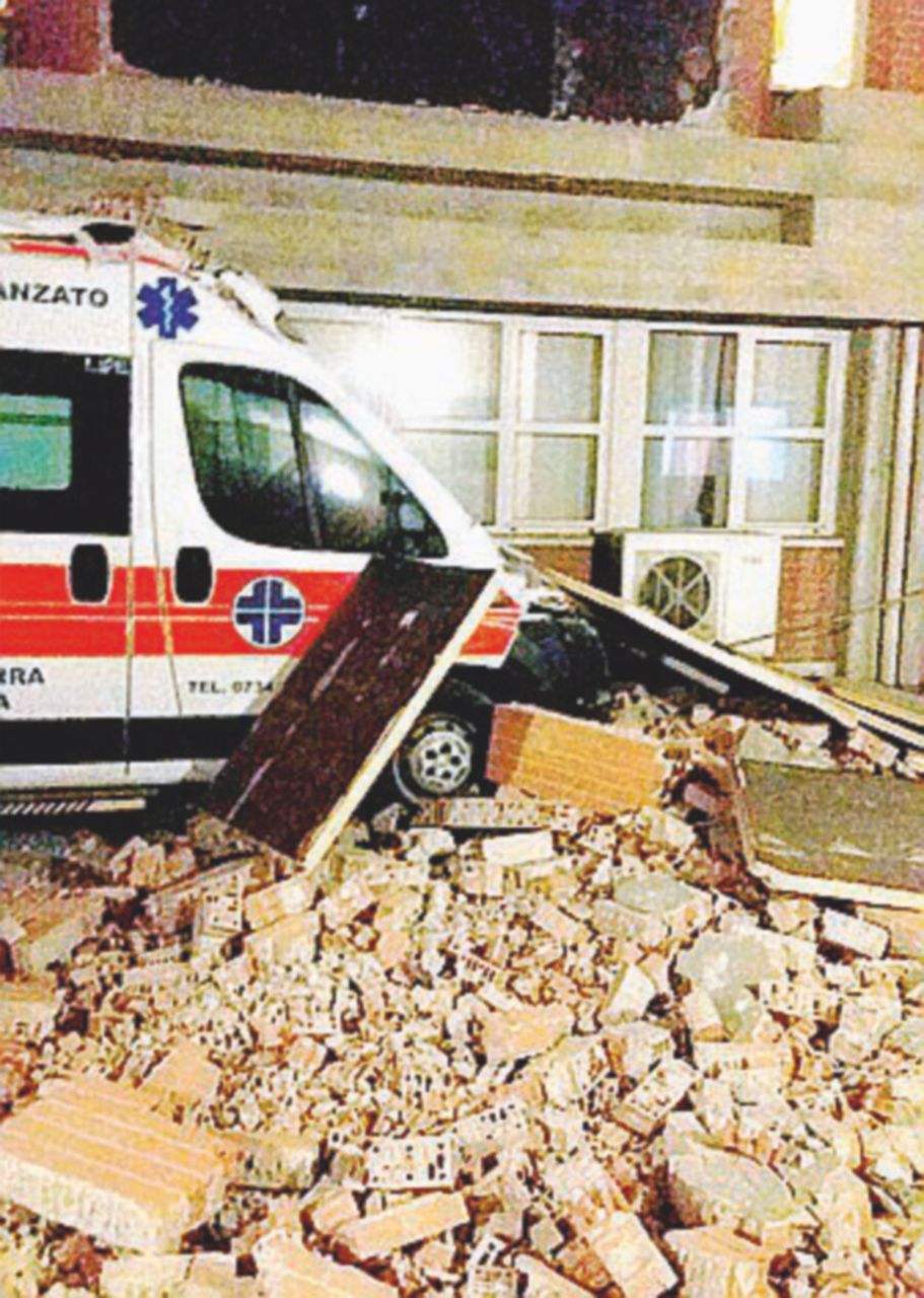 Copertina di L’ospedale crollato per il sisma: ecco i primi due indagati: fecero i lavori di ristrutturazione