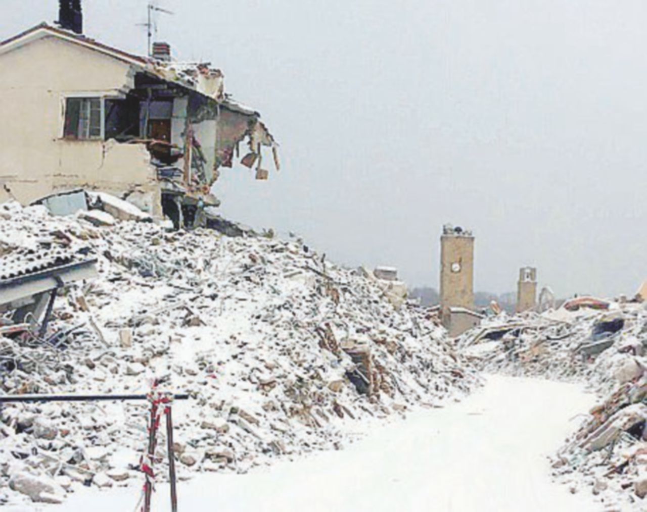 Copertina di Amatrice, Marche e Umbria: nevica sui terremotati alloggiati nei container