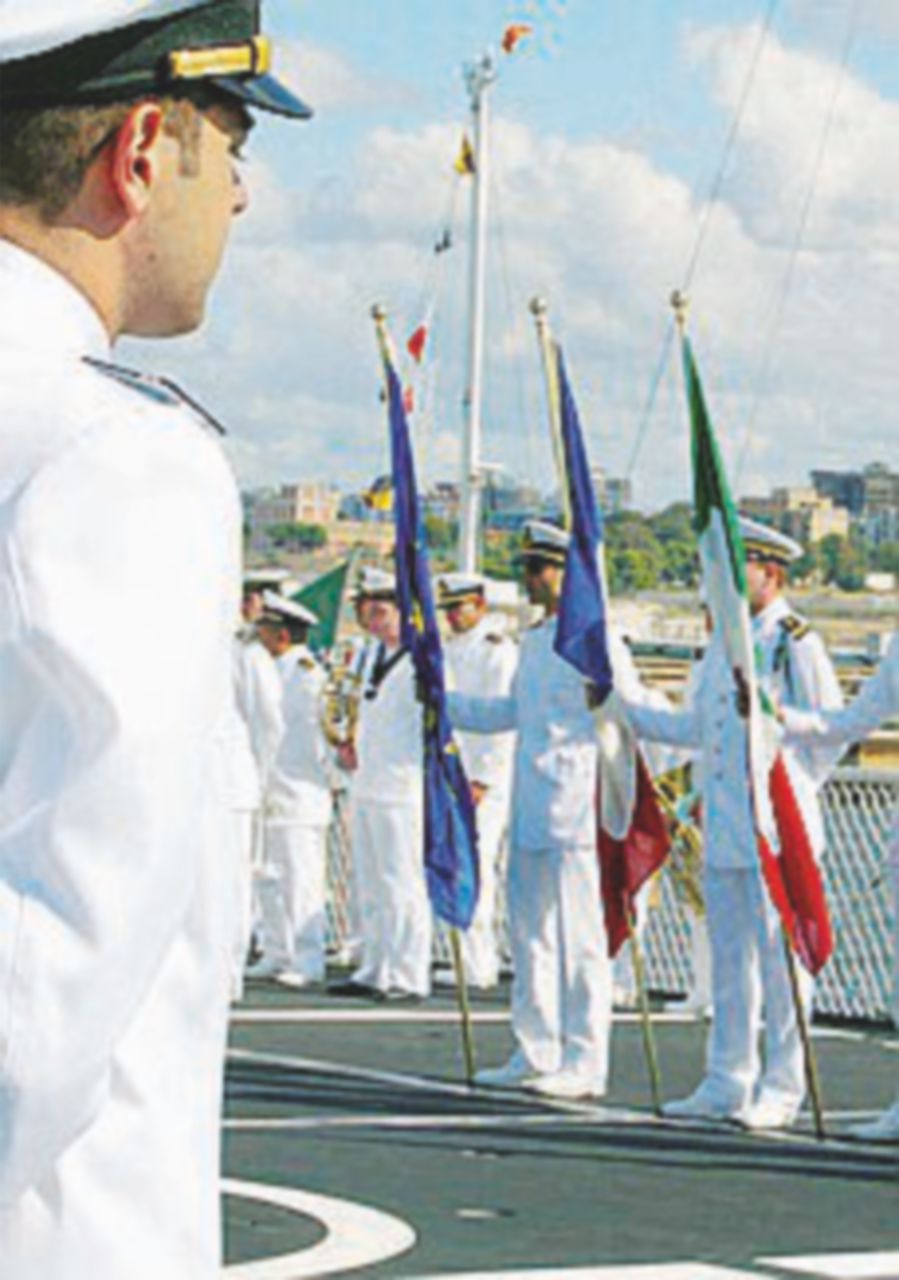 Copertina di Appalti della Marina e tangenti: i soldi al posto dei panettoni