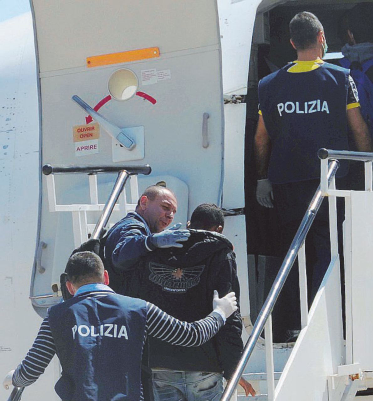 Copertina di “Li rimpatriamo con i voli di linea. Un vero incubo”