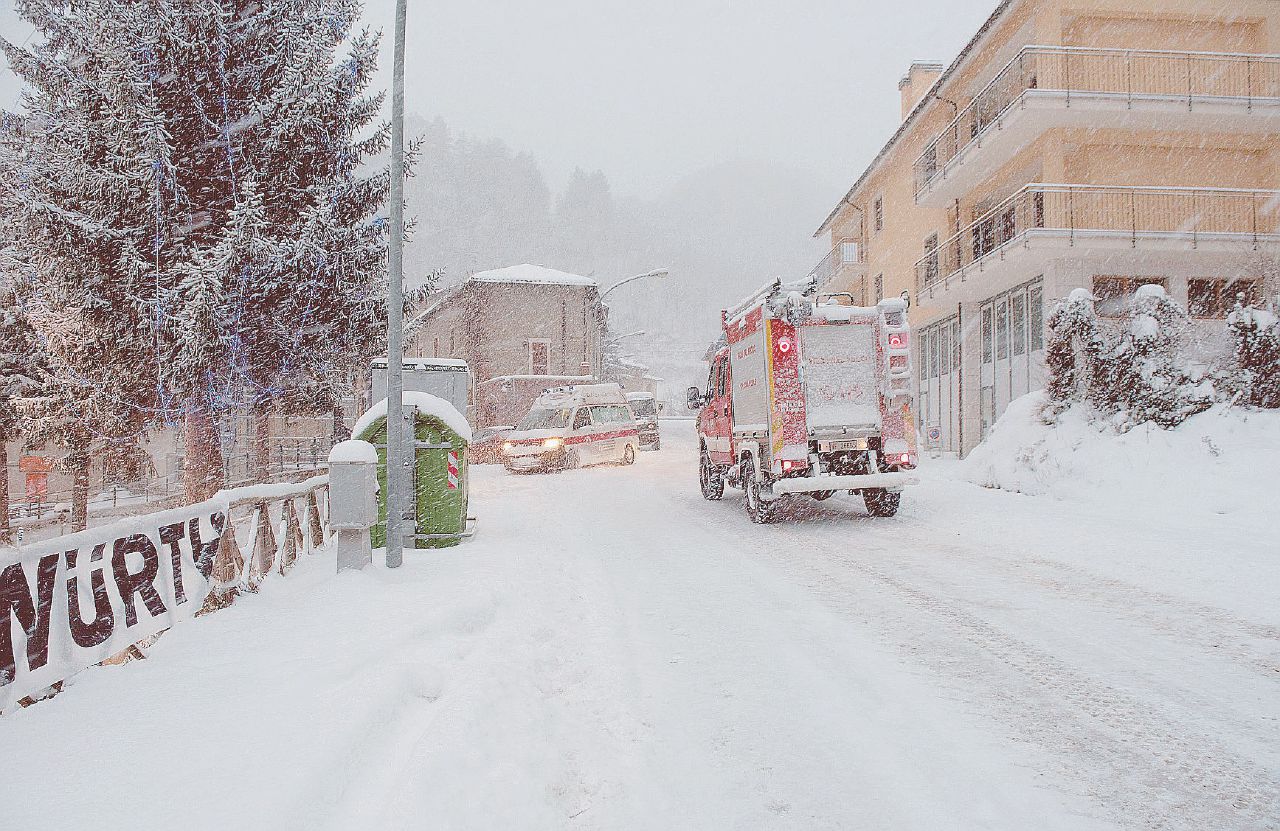 Copertina di Anziani e clochard: il gelo fa quattro morti. Centro-sud ancora nel caos, scuole chiuse