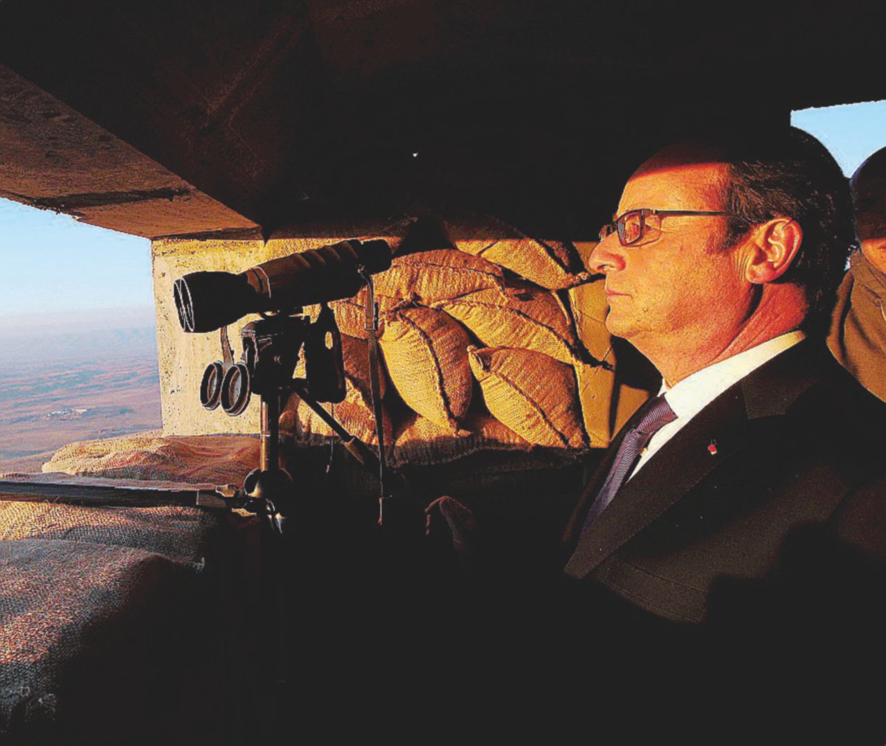 Francois Hollande durante una visita in Iraq osserva le postazioni Isis a Mosul - Ansa Fra Clouseau e 007: François Hollande, licenza di uccidere